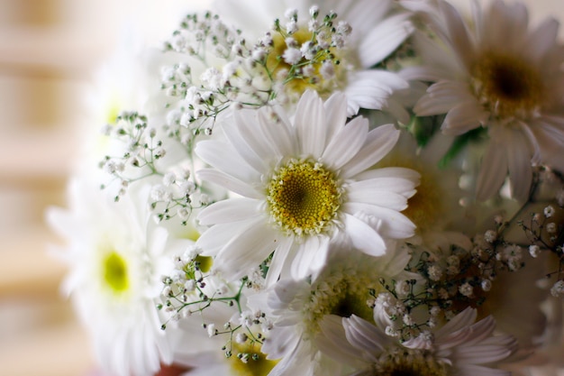 Cubo de boda de flores blancas