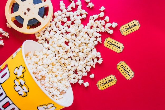 Foto gratuita cubo compuesto de palomitas de maíz y tira de película