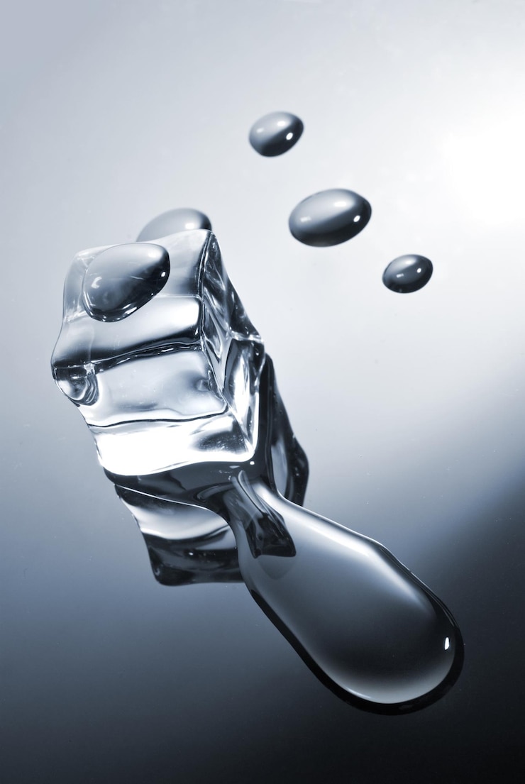 Foto gratuito cubo de hielo con gotas de agua