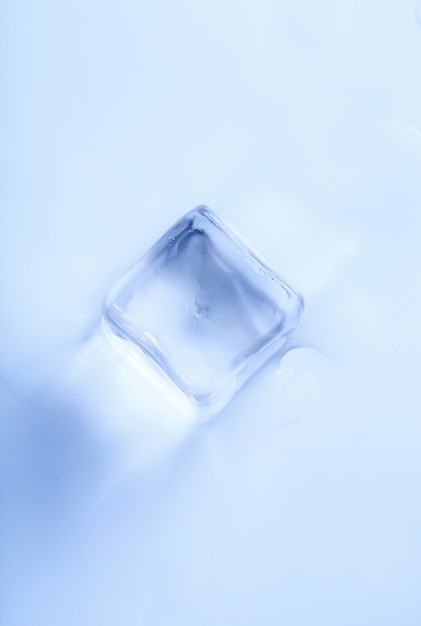 Cubo de hielo sobre superficie blanca, vista superior