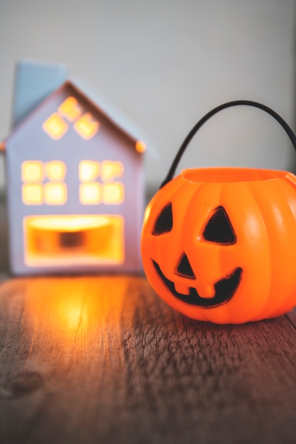 Cubo de Jack-o-lantern cerca de la vela