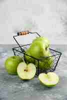 Foto gratuita cubo metálico de manzanas verdes frescas sobre tabla de madera.