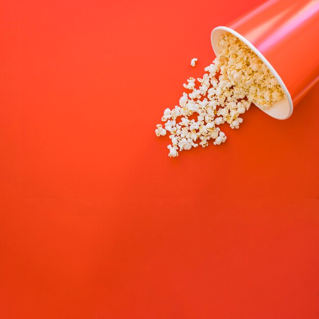 Cubo de palomitas con espacio a la izquierda