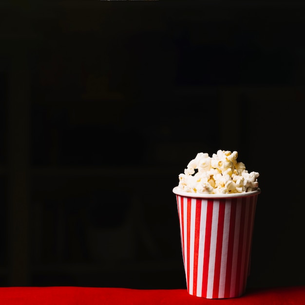 Cubo de palomitas de maíz en el cine