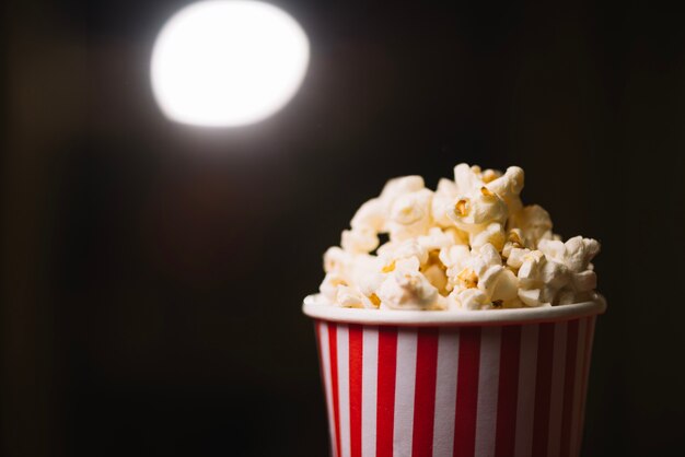 Cubo de palomitas de maíz rayado en el cine