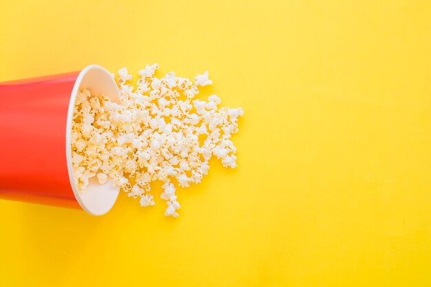 Cubo de palomitas sobre fondo amarillo