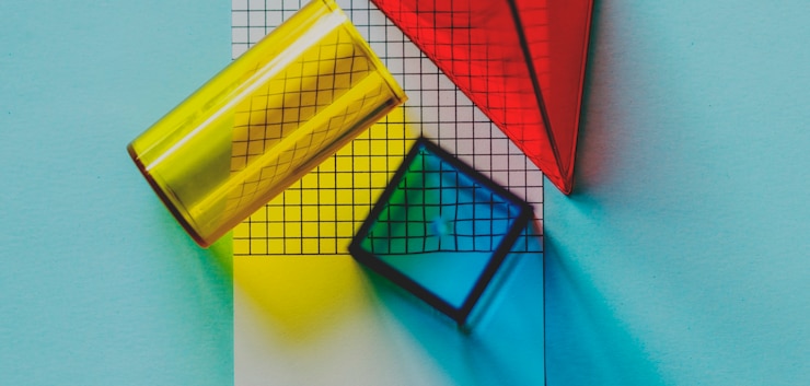 Foto gratuito cubos geométricos sobre un papel