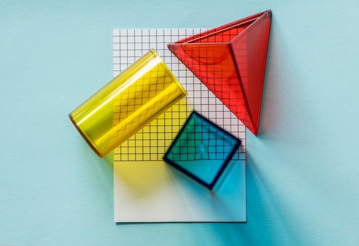 Foto gratuito cubos geométricos sobre un papel