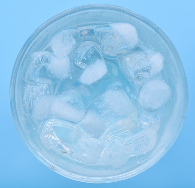 Cubos de hielo aisladas sobre fondo blanco