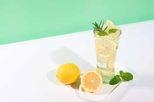 Foto gratuita cubos de hielo de limonada recién hechos y frutas de limón sobre fondo blanco de la mesa