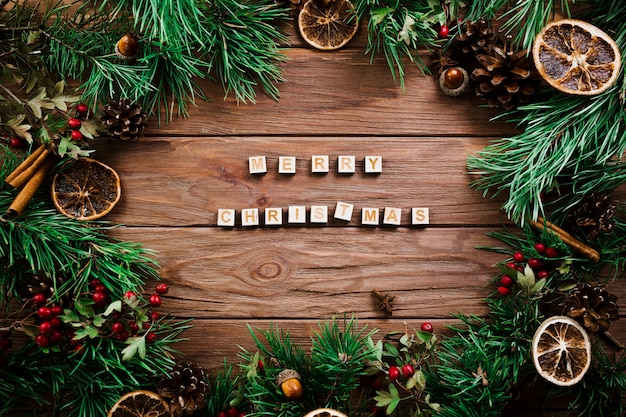 Cubos con letras cerca de ramas de navidad
