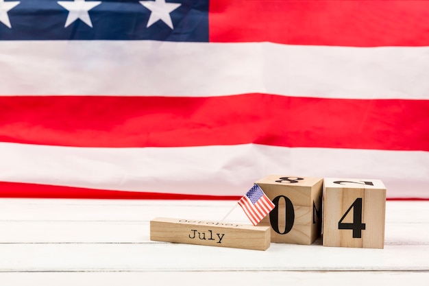 Cubos de madera con fecha de independencia del día de América.