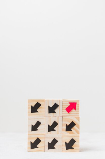Cubos de madera con flechas concepto originalidad