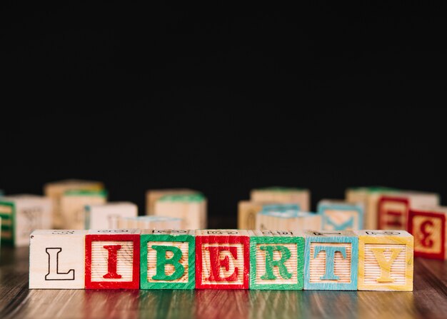 Cubos de madera con inscripción de libertad.