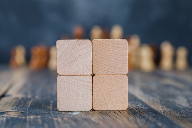 Cubos de madera en mesa de madera