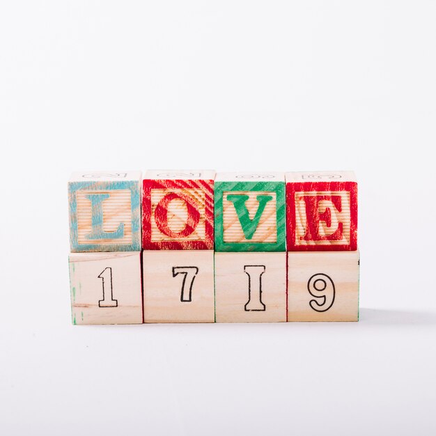 Cubos de madera con titulo de amor.