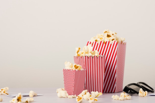 Cubos de palomitas de maíz de diferentes tamaños