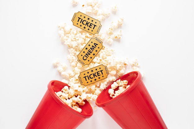 Foto gratuita cubos de palomitas de maíz con entradas de cine