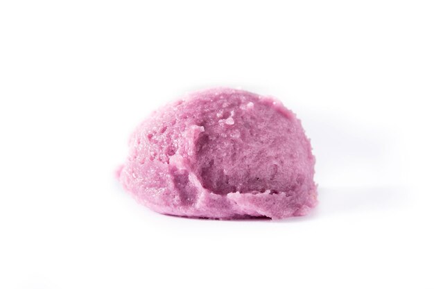 Cuchara de helado de arándano aislado sobre fondo blanco.