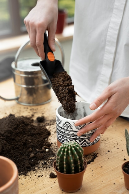 Foto gratuita cuchara de jardinería de mano de alto ángulo