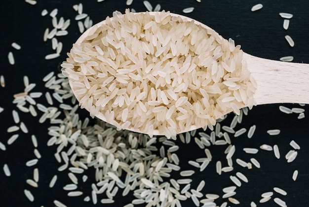 Cuchara de madera con arroz crudo