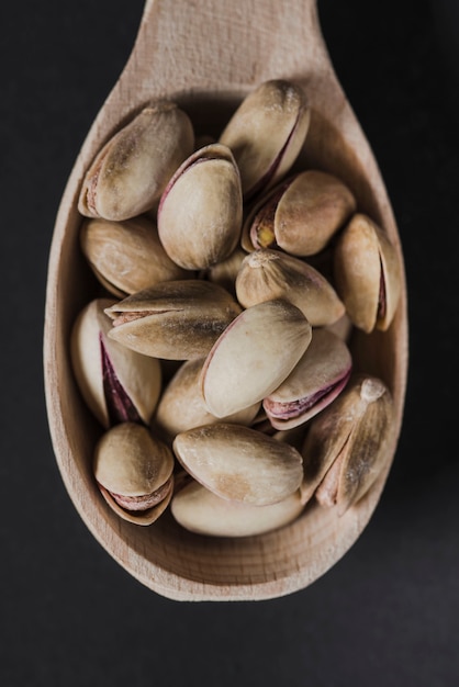 Cuchara de primer plano con pistachos