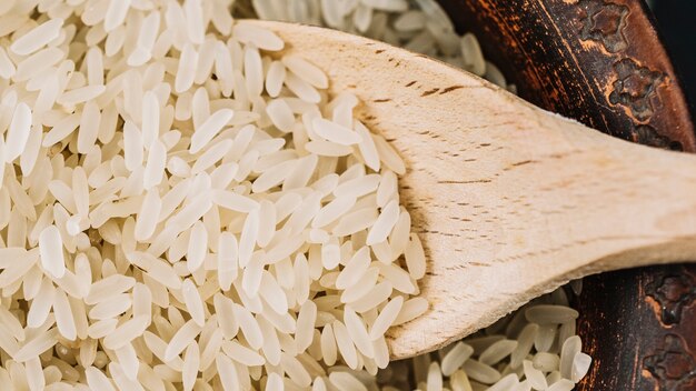 Cuchara en un tazón de arroz