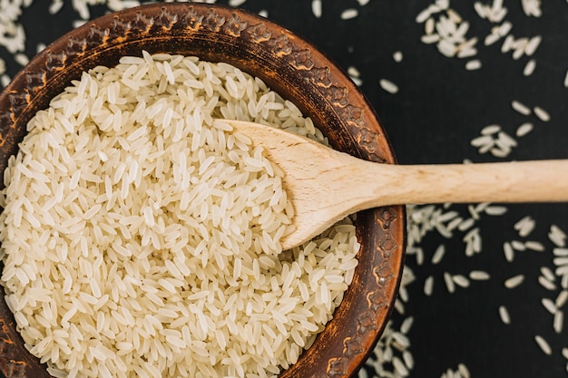 Cuchara en un tazón con arroz