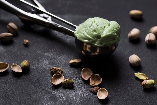 Cucharada de helado de pistacho sabroso primer plano