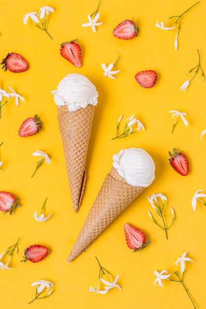 Cucharada de helado de vainilla blanca con cono