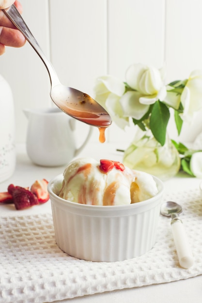 Foto gratuita cucharada de postre de helado y fresa