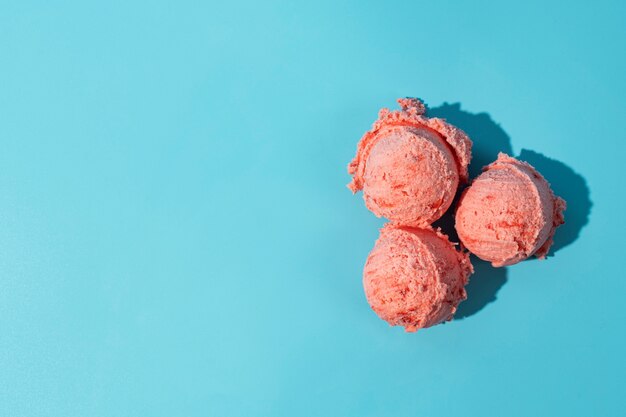 Cucharadas de helado de fresa