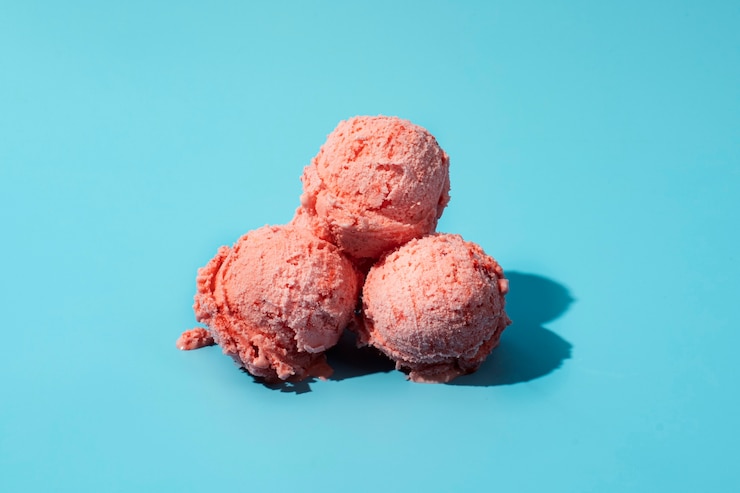 Foto gratuito cucharadas de helado de fresa
