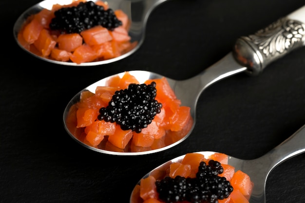 Cucharas de alto ángulo con caviar negro.