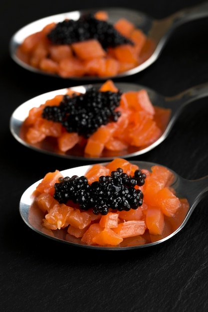 Cucharas de alto ángulo con caviar y pescado.