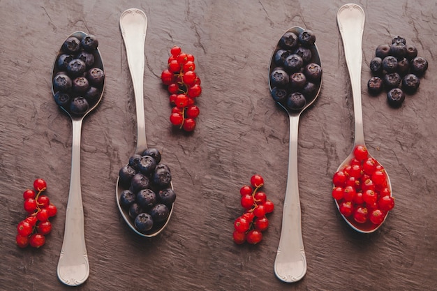 Cucharas con frutas rojas