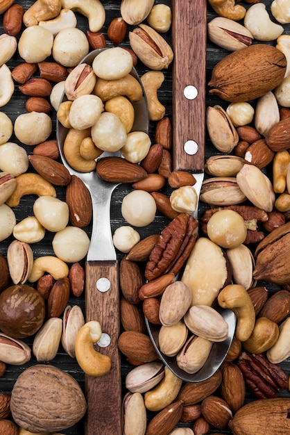 Cucharas llenas de variedad de nueces