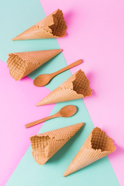 Cucharas de madera y conos de helado.