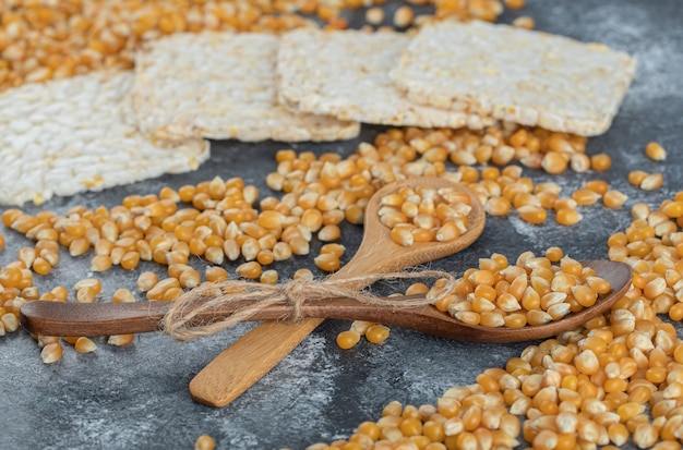 Cucharas de madera de maíz dulce con pan de arroz crujiente.