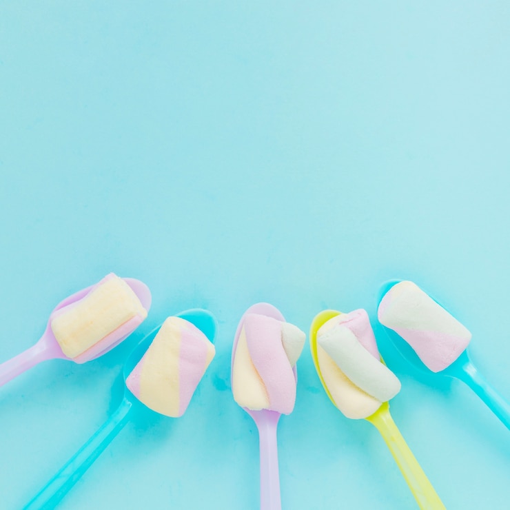 Foto gratuito cucharas con malvaviscos