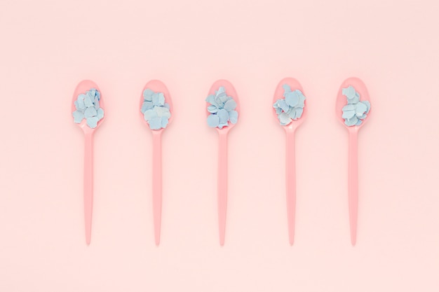 Foto gratuita cucharas de plastico con papel confeti