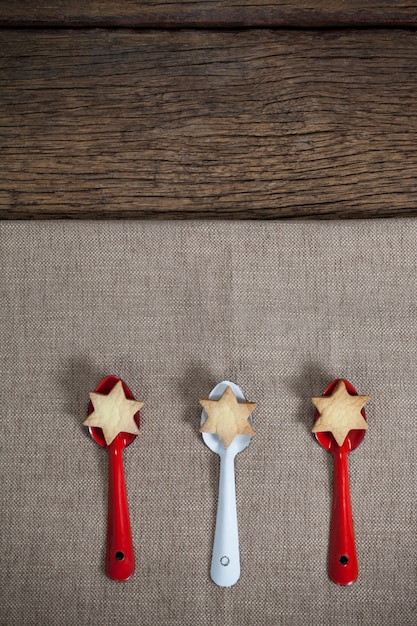 Foto gratuita cucharas rojas y azules con galletas con forma de estrella