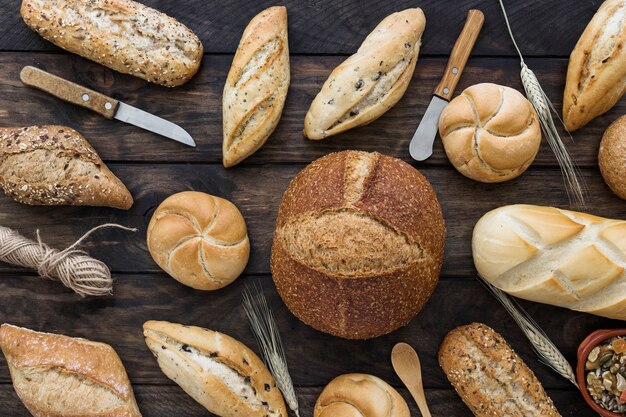 Cuchillos y cuerda en medio del pan