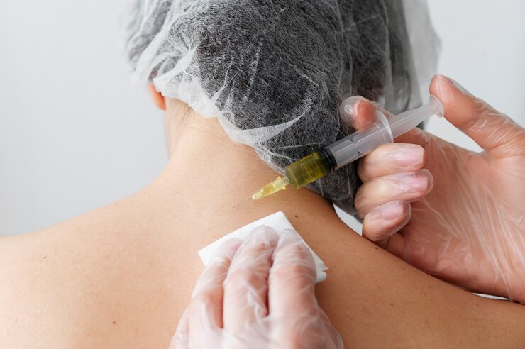 Foto gratuito cuello de inyección profesional de atención médica de alto ángulo