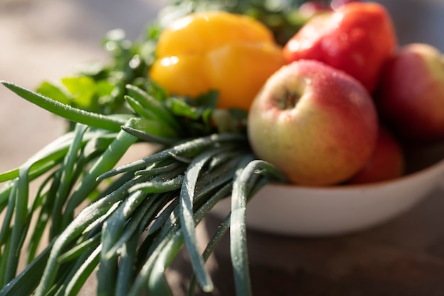 Cuenco de alto ángulo con frutas y verduras.