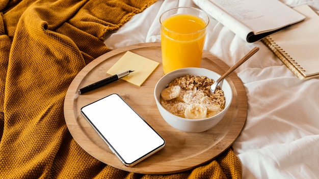 Foto gratuita cuenco alto con cereal y plátano