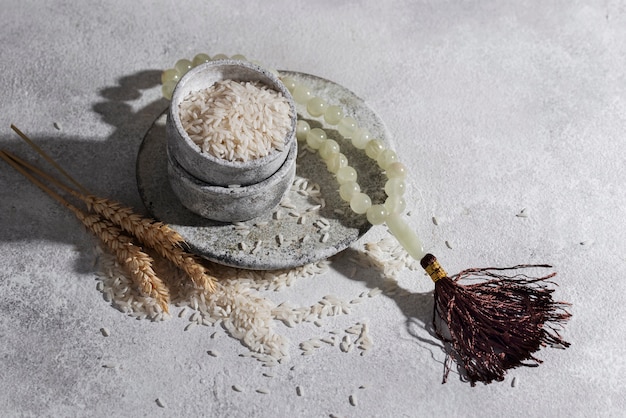 Cuenco de ángulo alto con arroz y granos