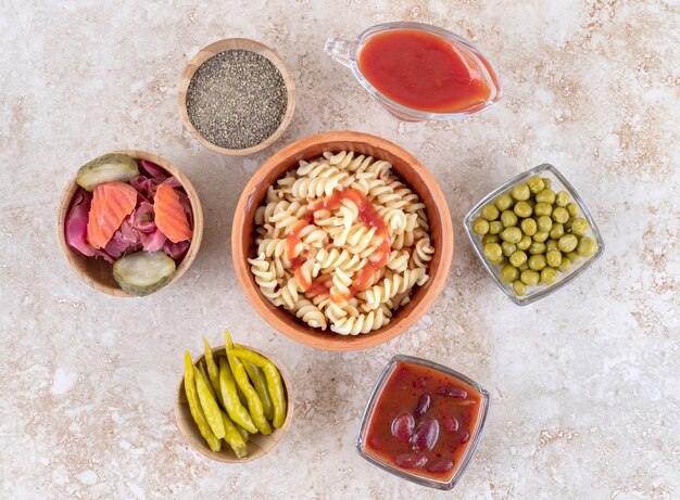 Un cuenco de barro de deliciosa pasta con diversas verduras.