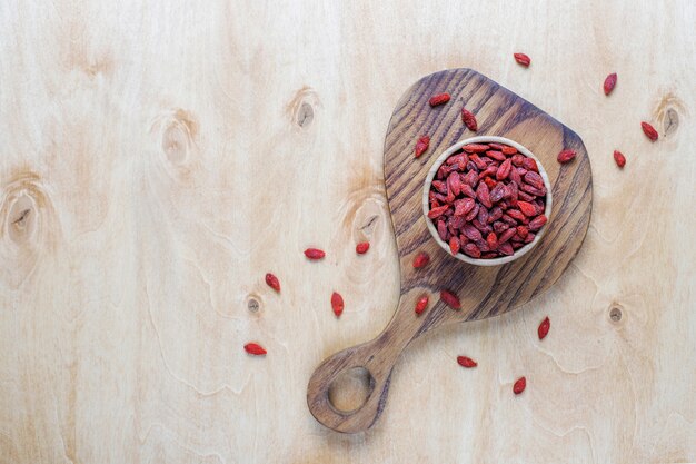 Cuenco de bayas de goji secas.