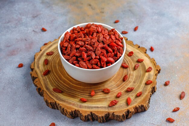 Cuenco de bayas de goji secas.